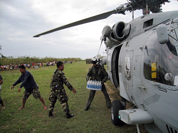 Air crew deployed from the San Diego based frigate USS Thach (FFG 46), work with the Philippine military and local population to deliver much-needed supplies