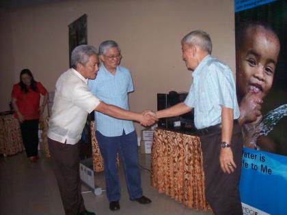 DILG IX Regional Director Paisal O. Abutazil shakes hand with Mayor Edmundo Dalid of Tigbao, Zamboanga del Sur, while USEC Austere Panadero looks on. Tigbao is one of the recipient LGUs to receive the 14 desk top computers and GPS devices from the Government of Spain thru its implementing partners UNDP, UNICEF, DILG and NEDA. (PIA-9)