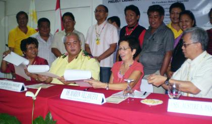 MOA SIGNING. DILG USEC Austere Panadero (seated right) leads the MOA signing for the implementation of the Local Governance Support Program for Local Economic Development in the province of Guimaras which is funded by CIDA and implemented by Canadian Executing Agency in partnership with the DILG during the project launch held at GTIC Function Hall in Guimaras, June 2, 2009. Seated with Panadero are LGSP Field Director Marion Villanueva, Governor Felipe Nava and DILG 6 Director Evelyn Trompeta. (PIA/LAF)
