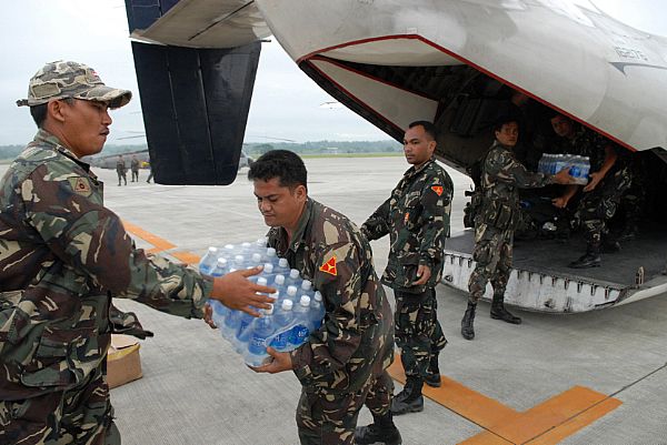 Service members assigned to the Philippine Army load a C-2A Greyhound with supplies from the Nimitz-class aircraft carrier USS Ronald Reagan (CVN 76) at Iloilo Airport. The supplies will be transferred to Kalibo Airport to be distributed to those in need after the wake of Typhoon Fengshen.