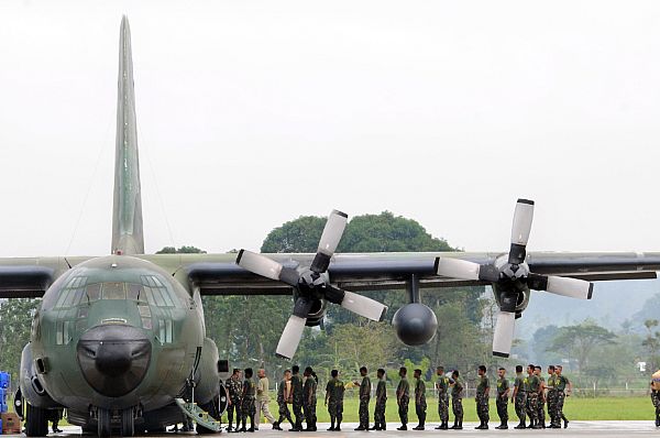 Servicemen from both the Philippine Air Force and Army unload a C-130 aircraft of food and water for transfer to waiting U.S. helicopters, which will deliver to remote locations throughout Panay Island.