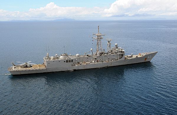 The guided-missile frigate USS Thach (FFG 43) steams in the Sulu Sea as part of the Ronald Reagan Carrier Strike Group. The frigate is on station to refuel helicopters that have been air-lifting food and water to remote locations on the Philippine Island of Panay.