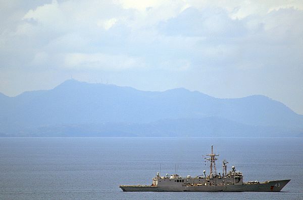 The guided-missile frigate USS Thach (FFG 43) steams near the Philippine Islands during humanitarian assistance and disaster relief efforts in the wake of Typhoon Fengshen.